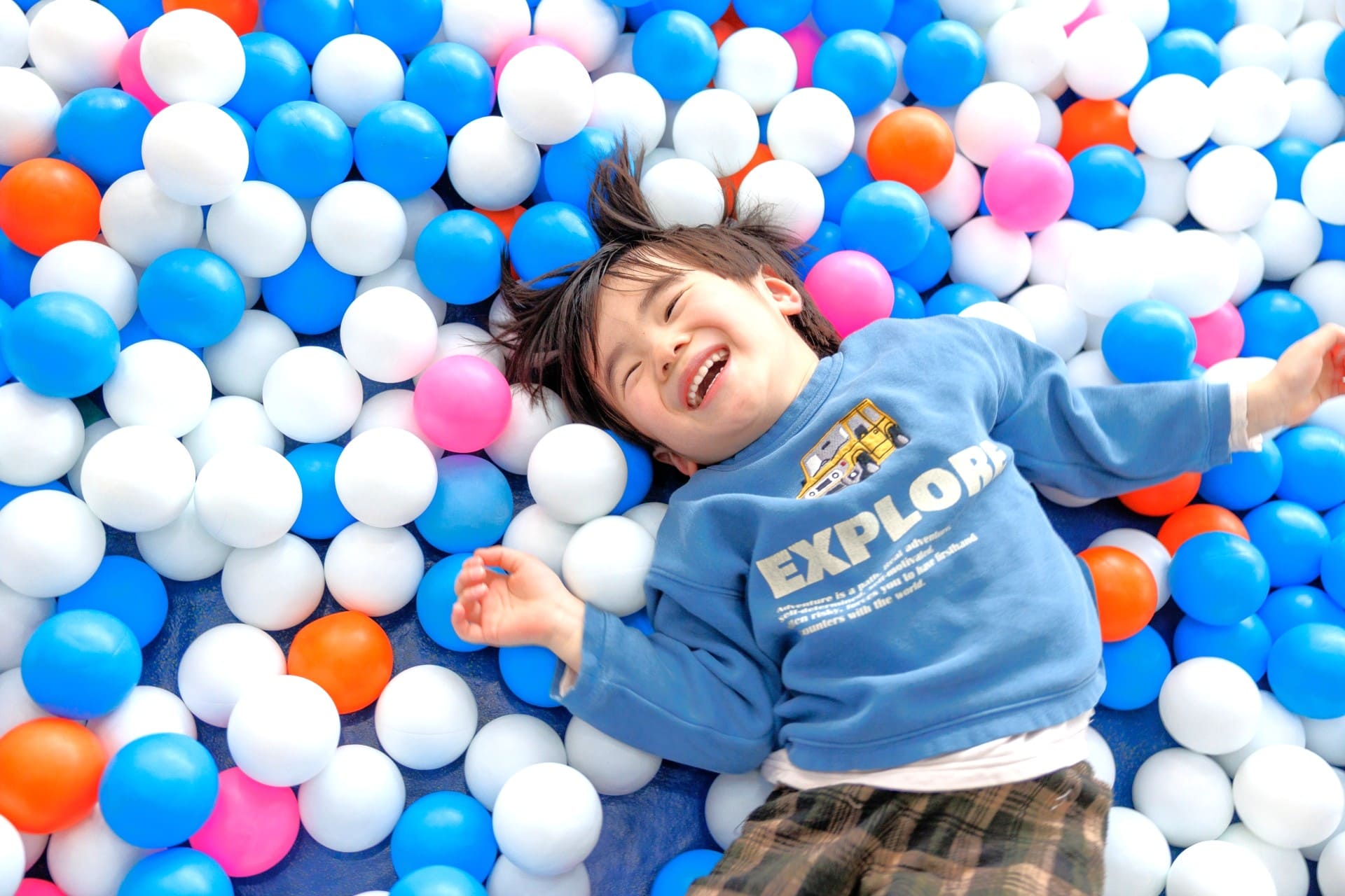 遊ぶ男の子
