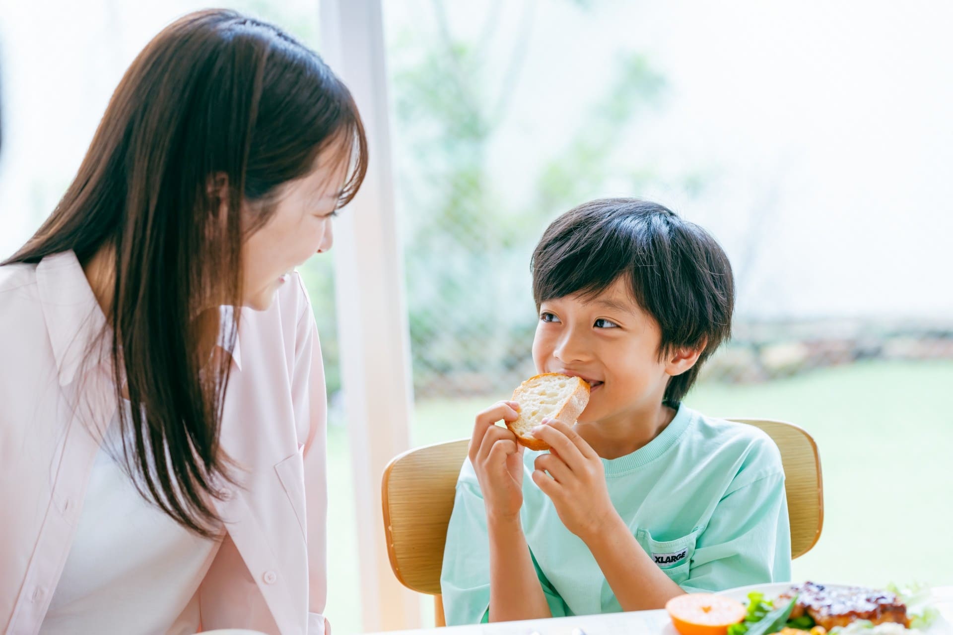 食事する男の子