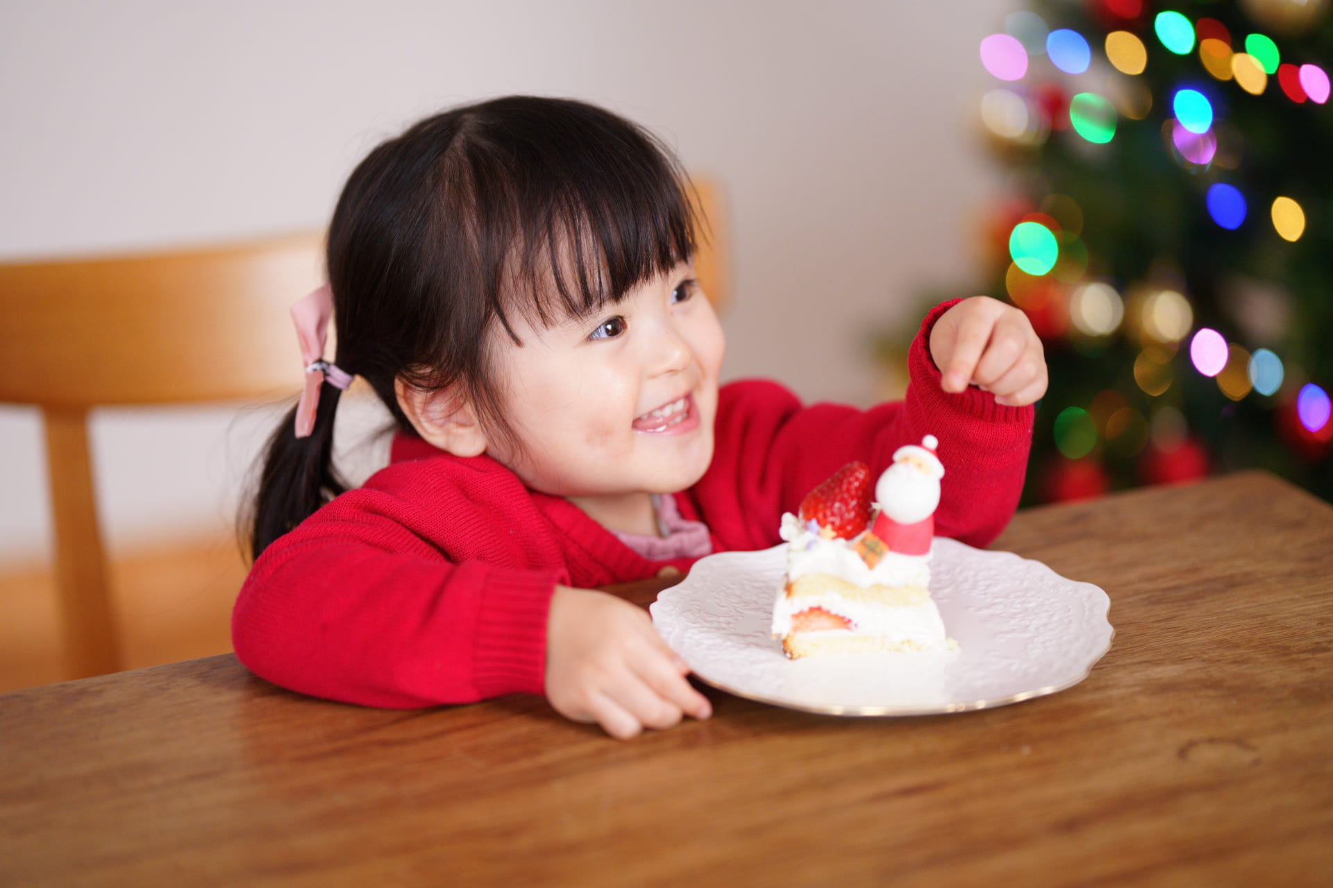 ケーキを食べる女の子